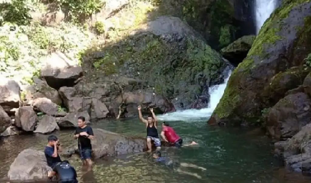 Datar Lebar Waterfall, Unique Unfortunately...