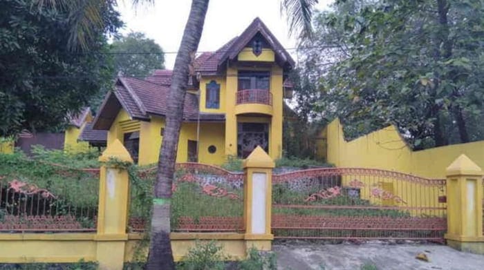 Foto ilustrasi rumah kosong dan rumput di halaman dibiarkan tak terawat, ini tidak baik untuk keamanan rumah saat di tinggal pergi.