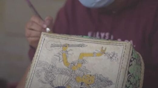 Cindera mata hasil karya pengerajin lokal Desa Wisata Penglipuran.