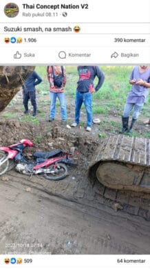 Akun facebook yang menguploud kejadian Suzuki Smash pascadigilas Excavator. foto: tangkapan layar facebook