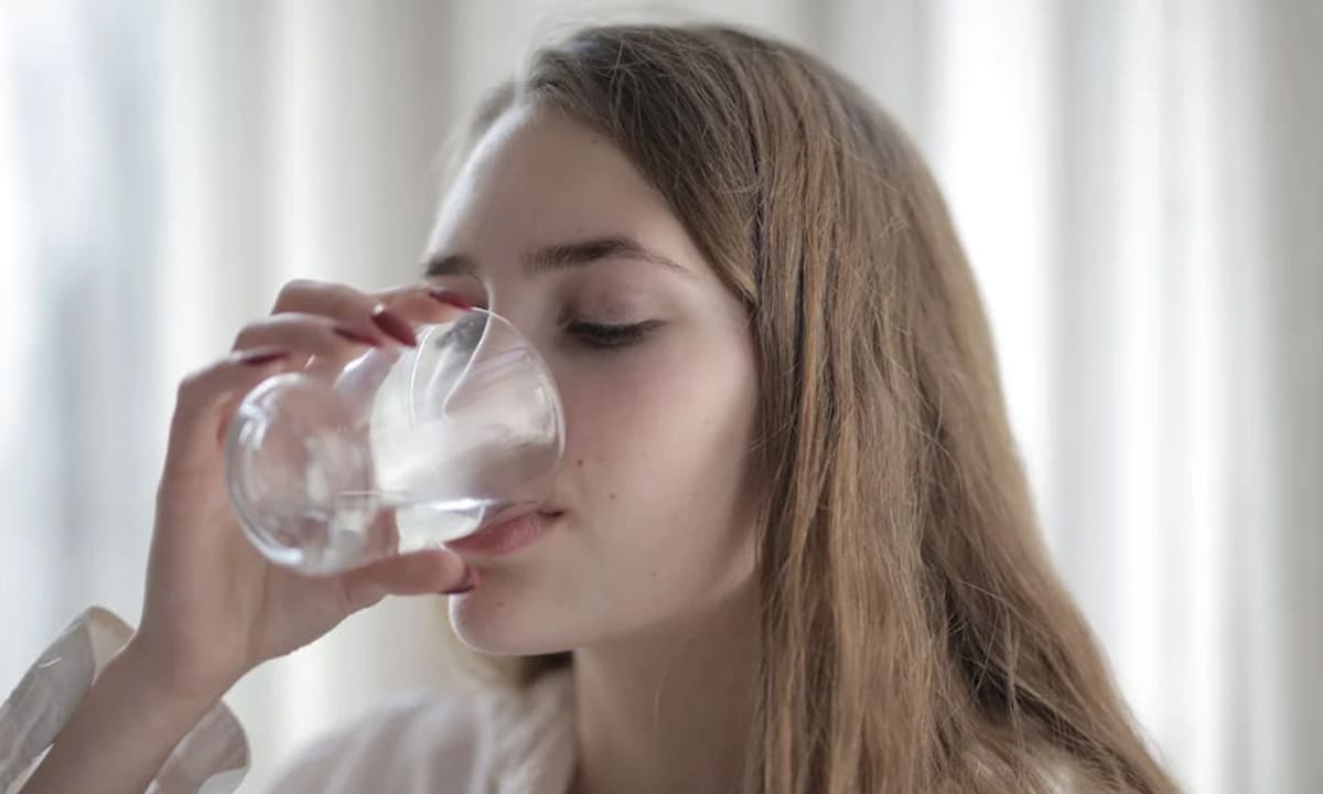 Dengan memahami manfaat air putih untuk berbagai fungsi tubuh, kita dapat lebih menghargai pentingnya menjaga asupan air sehari-hari. foto: pexels