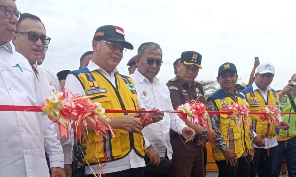 Gubernur Bengkulu Rohidin Mersyah gotong pita, tanda peresmian dioperasikan jembatan elevated DDTS (Danau Dendam Tak Sudah). foto: tarmandi