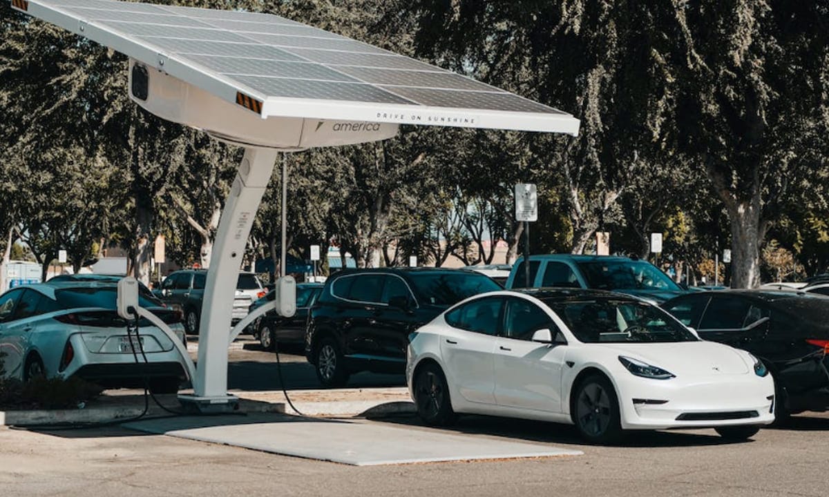 Sebelum anda memutuskan untuk membeli sebaiknya pahami dulu perawatan mobil listrik. foto: pexels