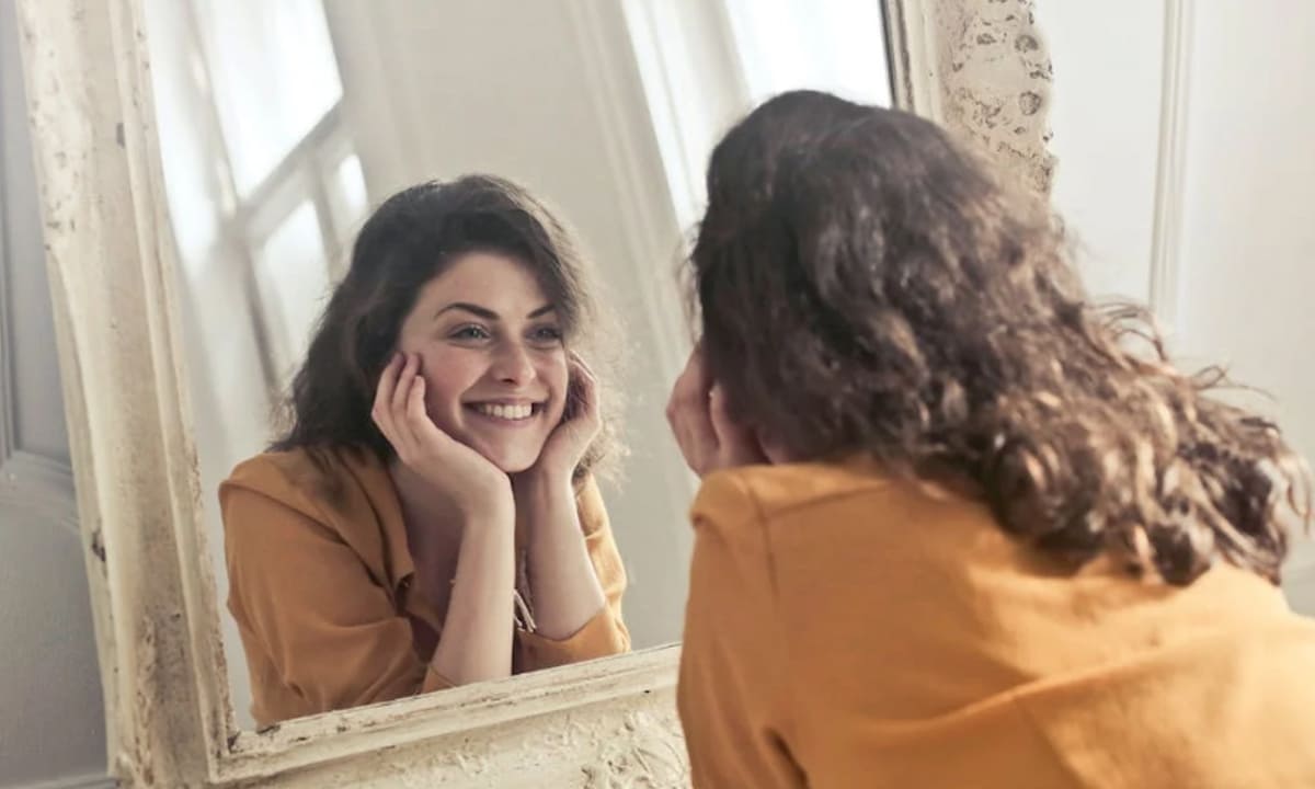 Ternyata selain ibadah, senyum memiliki manfaat untuk Kesehatan. foto: pexels