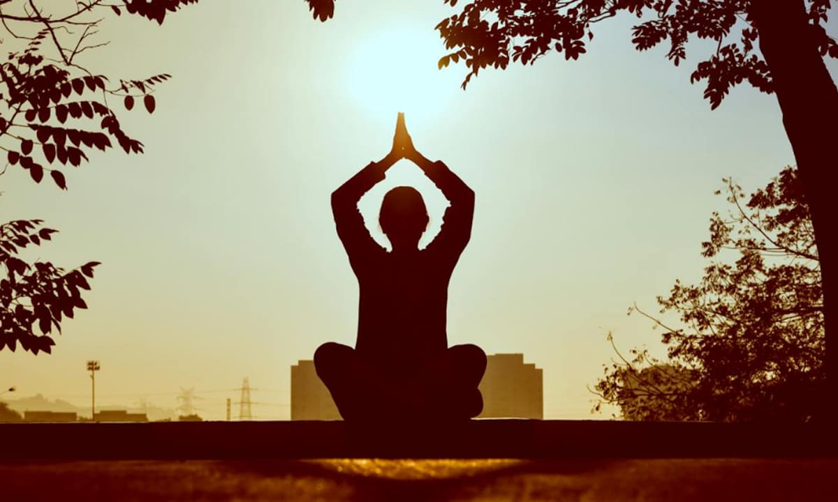 Pernapasan dalam seperti yoga atau meditasi adalah salah satu bentuk detoksifikasi tubuh yang aman. foto: pexels