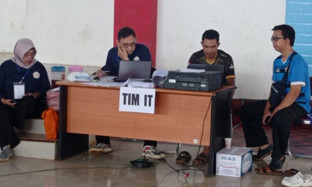 Tampak pantia sedang sibuk menyiapkan administrasi atlet yang akan bertanding.