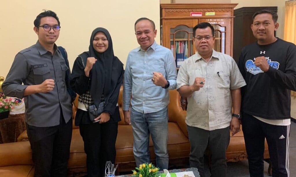 Pengurus Harian PASI foto bersama dengan Ketum Pengprov PASI Provinsi Bengkulu, Yunadi Yunir.