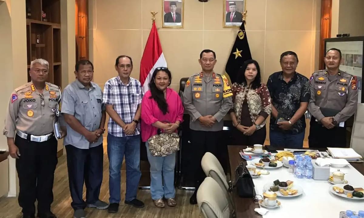 Ketua Umum Pengprov PBVSI Provinsi Bengkulu Irjen Pol. Dr. Armed Wijaya, MH, foto bersama dengan panitia Liga Bola Voli Indoor Antar Klub 2024.