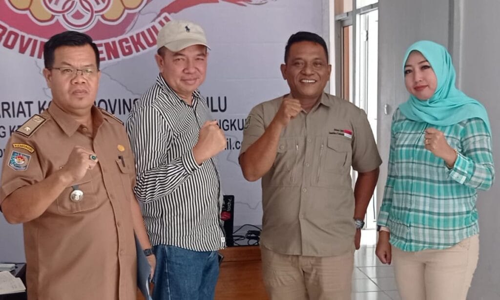 Waketum Bidang Binpres KONI Provinsi Bengkulu, Kosmas Manik (dua dari kanan) foto bareng bersama Pengurus Pengprov PASI.