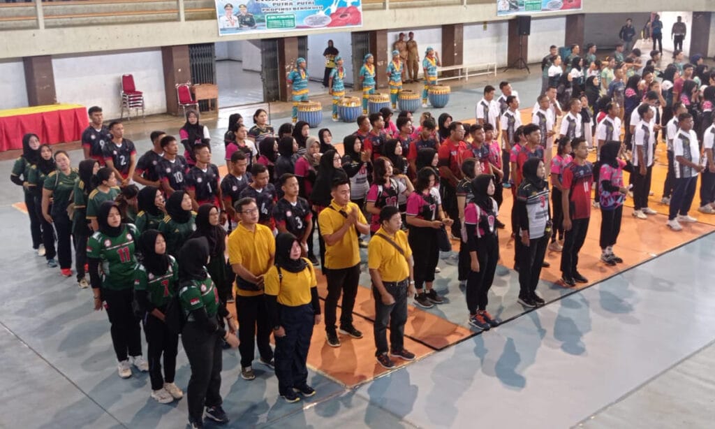 Tim peserta Liga Bola Voli Indoor Antar Klub se Provinsi Bengkulu mengikuti upacara pembukaan di GOR dan Pemuda Sawah Lebar, Bengkulu, Senin 22 JANUARI 2024.