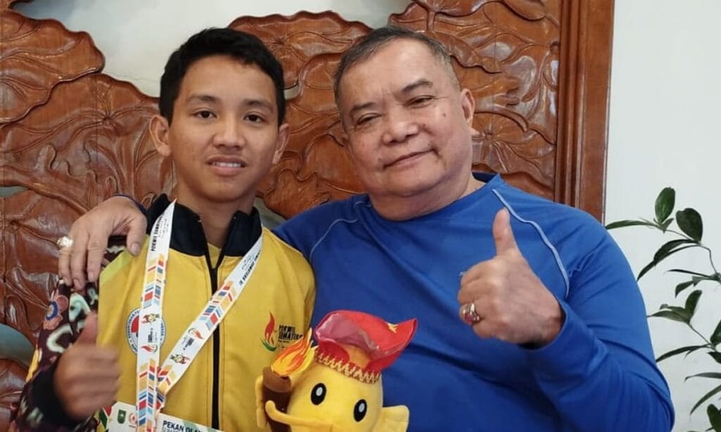 Wakil Ketua Umum Bidang Iptek dan Sport Science KONI Provinsi Bengkulu Sanuludin (kanan) foto bersama dengan atlet catur Adly.