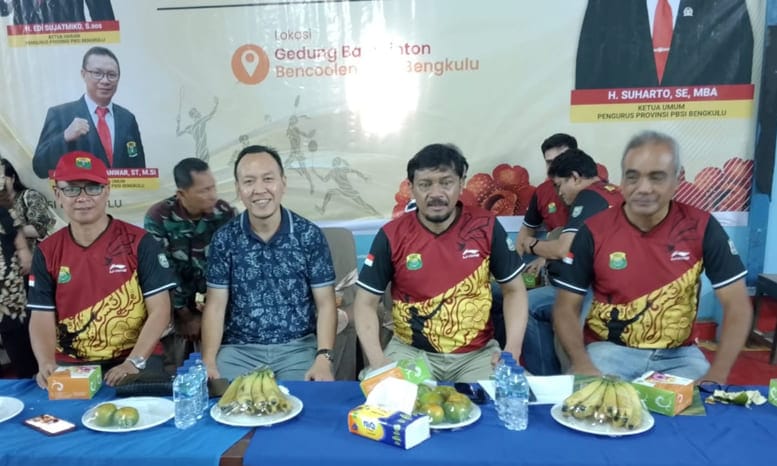 Ketum Pengprov PBSI Bengkulu, H. Suharto, SE, MBA bersama pengurus dan panitia saat mengikuti acara pembukaan Kejurprov Bulutangkis.