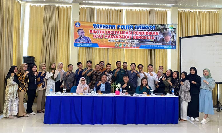 Pengurus Yayasan Pelita Bangsa dan Ketua Umum KONI foto bareng dengan peserta Bimtek Digitalisasi Pendidikan.