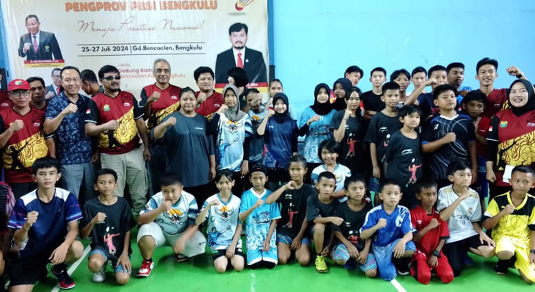 Pengurus PBSI, panitia dan atlet peserta Kejurprov foto bareng usai acara pembukaan.
