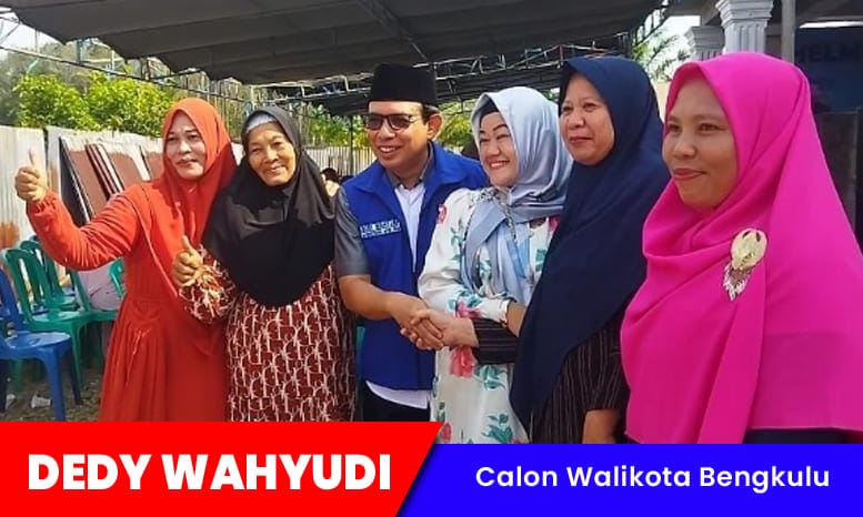 Dedy Wahyudi calon walikot Bengkulu saat foto bersama ibu-ibu.
