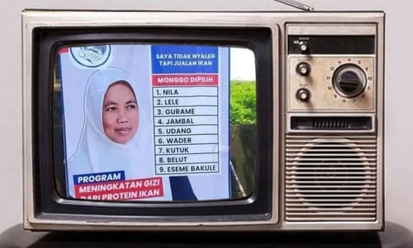 Spanduk promosi jual ikan.