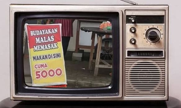 Spanduk promosi warung makan.