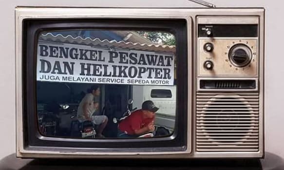 Spanduk kreatif bengkel motor.