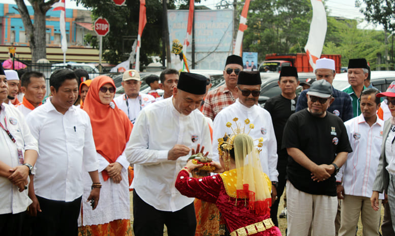 Paslon Dani Hamdani - Sukatno tiba di KPU Kota Bengkulu.