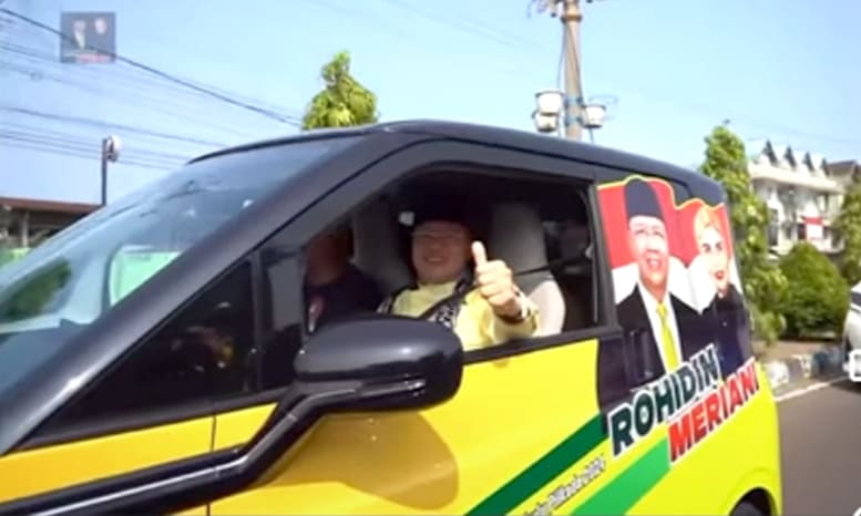 Rohidin Mersyah saat berangkat ke KPU Provinsi Bengkulu.