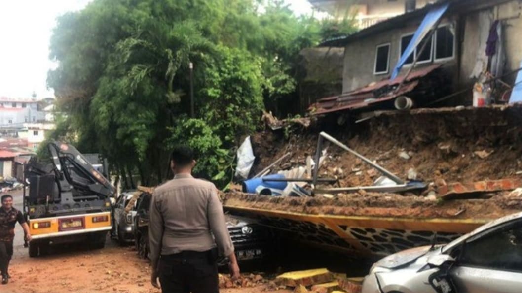 Tembok Pembatas Gereja HKBP Lubuk Baja Roboh, 3 Mobil Tertimpa. Foto: detiknews.com
