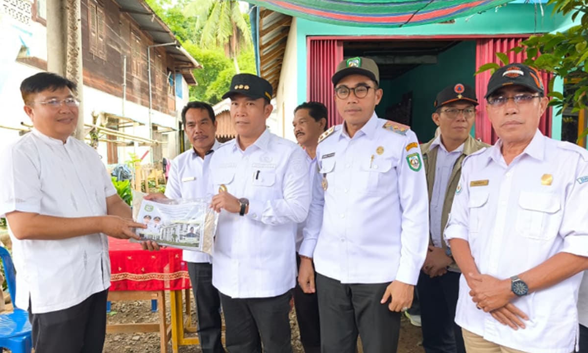Bupati Kepahiang H. Zurdi Nata, S.Ip, bersama Wakil Bupati Ir. Abdul Hafizh M.Si, turun langsung menyerahkan bantuan kepada warga yang terdampak banjir dan longsor.