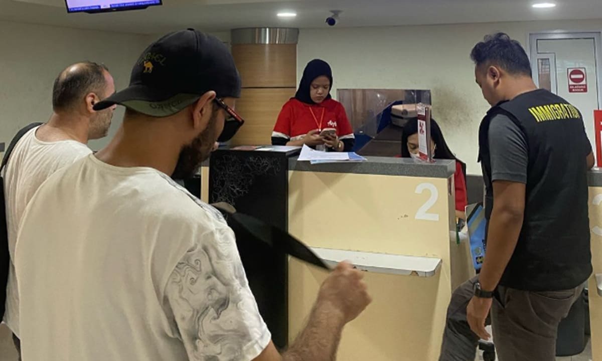 Dua Turis di Bali dideportasi ke negara asalnya Turki karena menyalahgunakan izin tinggal, Rabu 5 Maret 2025. Foto Ist