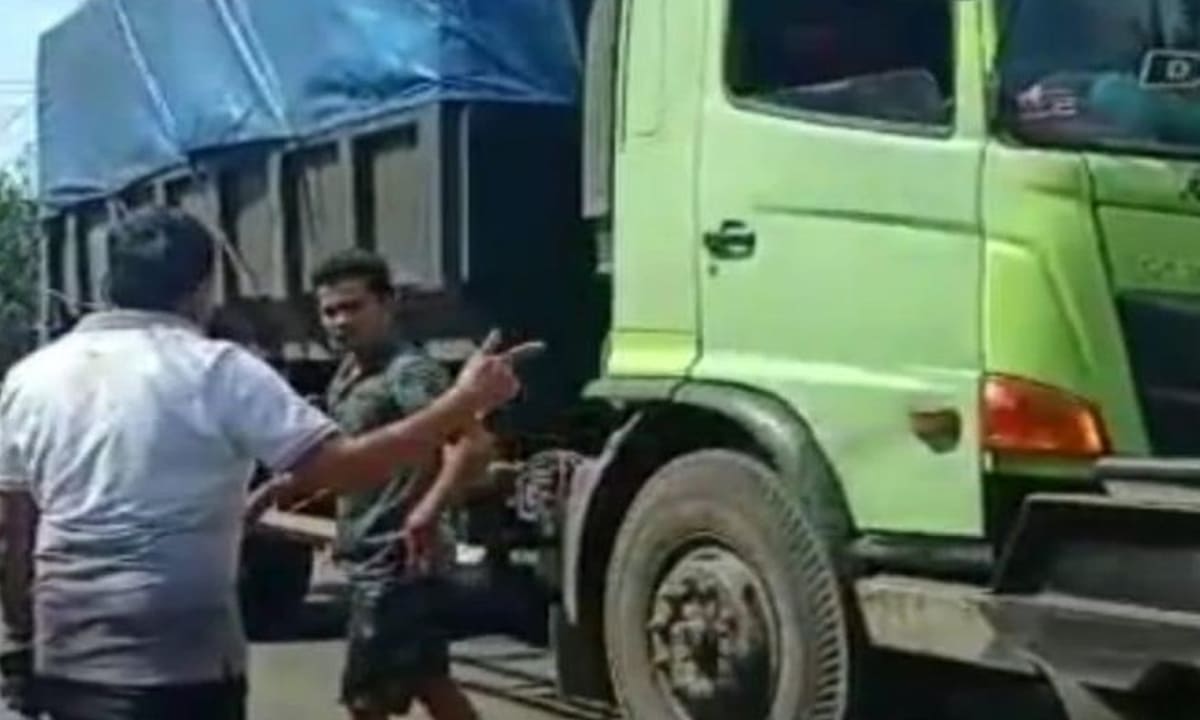 Wakil Gubernur Bengkulu Mian, saat menjabat Bupati Bengkulu Utara menghardik sopir batu bara bermuatan 18 ton. Jalan Bengkulu Utara saat ini hancur, padahal arus mudik Idul Fitri 1446 H mulai padat. Foto tangkapan layar - Ngenelo.net