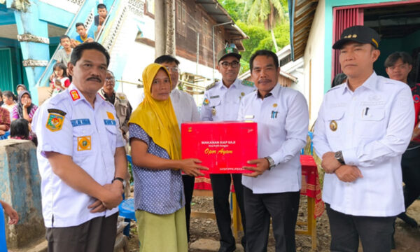 Sekda Kepahiang Dr. Hartono saat menyerahkan bantuan kepada warga teerdampak banjr dan longsor.