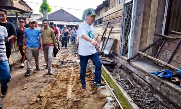 Bupati H. Zurdi Nata, S.IP saat meninjau PKL di Pasar Kepahiang, Kepala DLH diminta untuk segera menindaklanjuti pembersihan drainase.