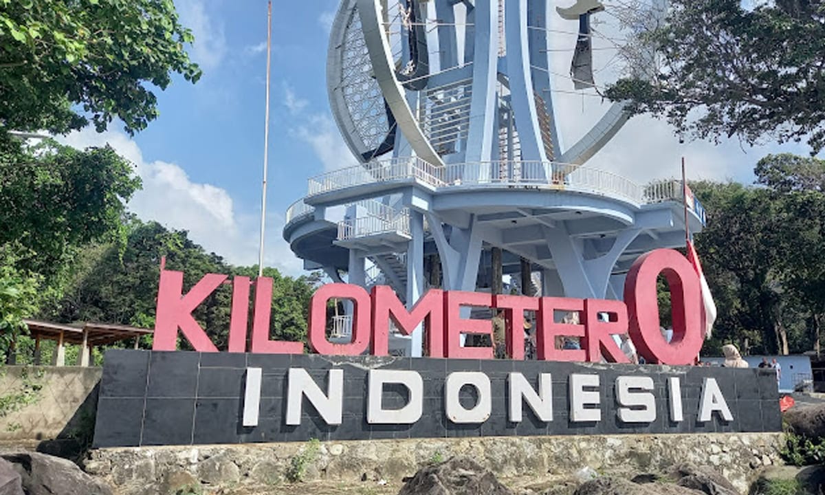 Titik Nol Kilometer di Sabang merupakan salah satu tempat wisata Aceh yang layak dikunjungi.
