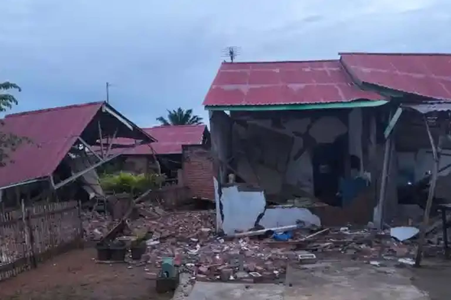 Gempa di Bengkulu Robohkan Ratusan Rumah Subsidi. Foto: Ngenelo.net-