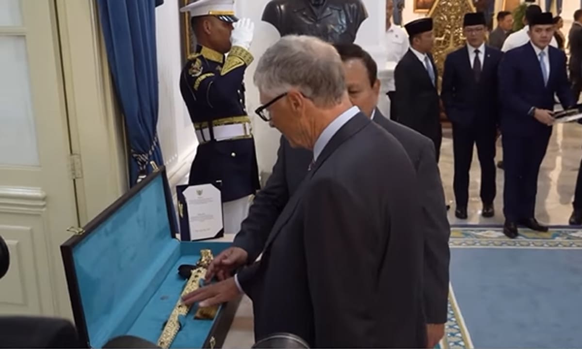 Presiden Prabowo Subianto memberikan keris kepada Bill Gates, sebagai bentuk penghormatan atas kontribusinya untuk Indonesia.