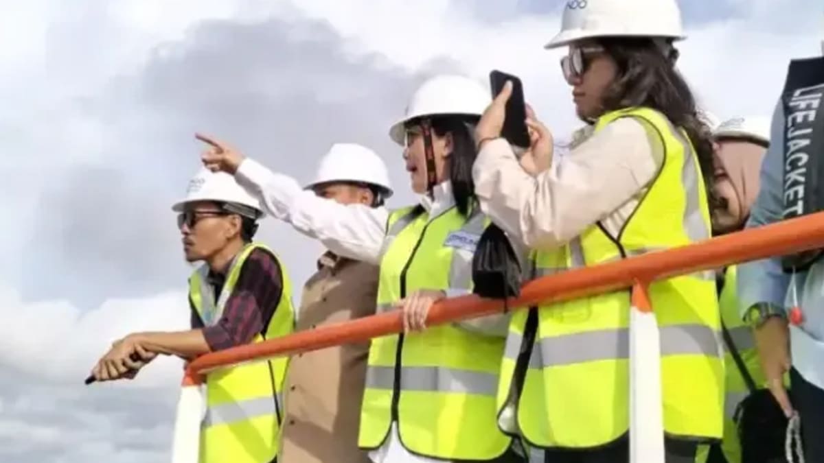 Pulau Enggano terisolir, Anggota DPR RI dari Dapil Jawa Barat, Rieke Diah Pitaloka, diam-diam ke lokasi pendangkalan alur pelabuhan Pulau Bai Bengkulu.