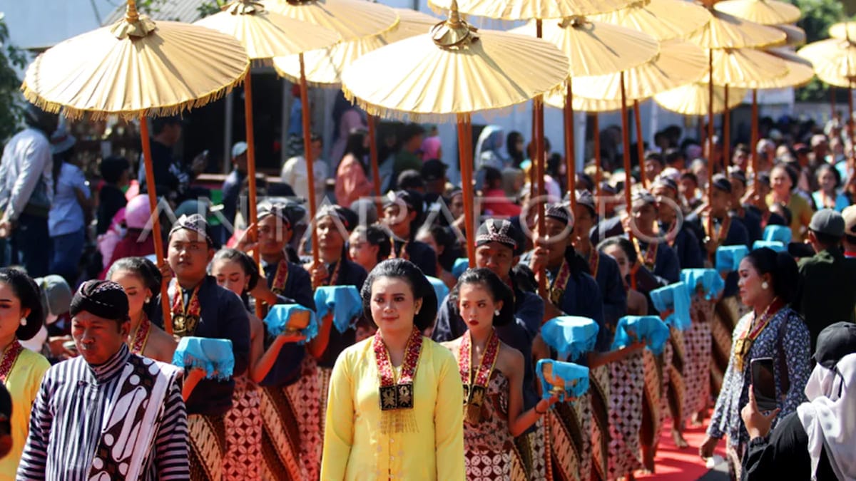 Tradisi Suroan di Petilasan Joyoboyo. Warga membawa payung saat kirab ritual 1 Suro di kawasan petilasan Sri Aji Jayabaya, Desa Menang, Kediri, Jawa Timur, Rabu 19 Juli 2023. Foto - Antara