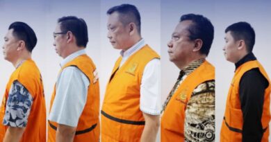 Bebby Hussy Cs mengenakan rompi oranye usai diperiksa penyidik Kejati Bengkulu, dan ditetapkan tersangka dugaan korupsi tambang di Bengkulu, Rabu 23 Juli 2025. Foto: Dok Kejati Bengkulu - Ngenelo.net