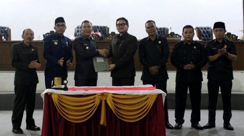 DPRD Kabupaten Kepahiang dan Bupati usai menandatangani Nota Kesepakatan KUA-PPAS Perubahan APBD 2025. Foto - Humas DPRD