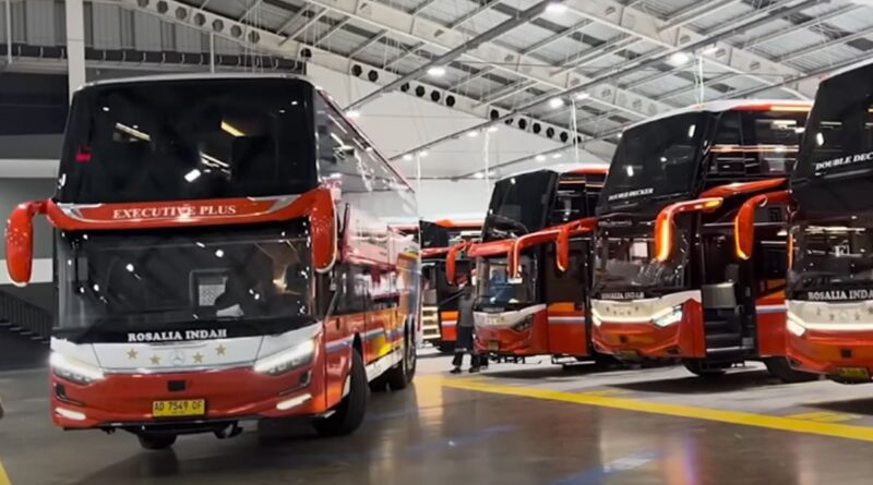 Karoseri Laksana rilis 4 Model di Pameran GIIAS 2025, salah satunya Double Decker Legacy SR3. Foto: Istimewa-Ngenelo.net