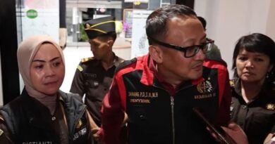 Kasi Penyidikan Kejati Bengkulu, Danang Prasetyo, saat menjelaskan peran masing-masing dari 5 bos tambang yang ditahan dalam dugaan perbuatan melawan hukum. Foto: Dok Kejati Bengkulu - Ngenelo.net