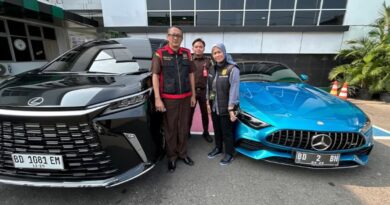 Kejati Bengkulu sita aset Bebby Hussy, salah satunya 2 mobil mewah Lexus LM 350 dan Mercedes-Benz AMG 430 SL.