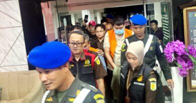 Kejati Bengkulu tetapkan 2 tersangka baru kasus korupsi ertambangan. Yakni, Imam Sumantri, Kepala Cabang Sucopindo Bengkulu. Satu lagi, Edi Santosa, Direktur PT Ratu Samban Mining (RSM).