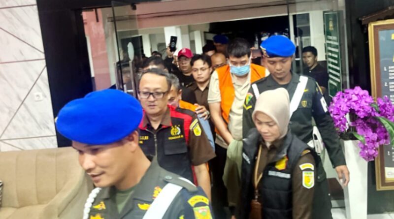 Kejati Bengkulu tetapkan 2 tersangka baru kasus korupsi ertambangan. Yakni, Imam Sumantri, Kepala Cabang Sucopindo Bengkulu. Satu lagi, Edi Santosa, Direktur PT Ratu Samban Mining (RSM).