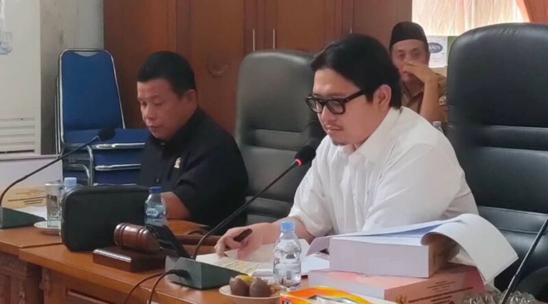 Ketua DPRD Kepahiang, Gregory Dayefiandro, S.E., M.Sc saat memimpinrapat perubahan APBD Kepahiang 2025. Foto: Humas DPRD