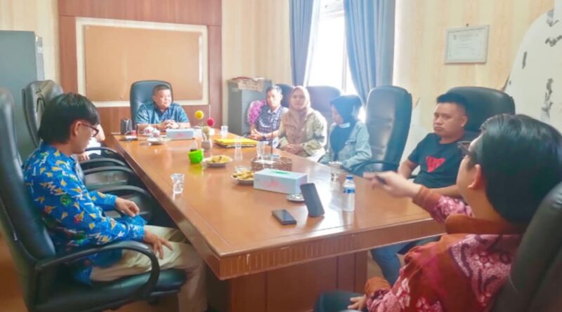 Ketua DPRD Kepahiang, Gregory Dayefiandro, S.E., M.Sc., bersama Ketua Komisi I DPRD, Andrian Defandra, S.E., M.Si., serta anggota Komisi I, Fahri Zioloveza rapat dengar pendapat bersama Honorer R3.