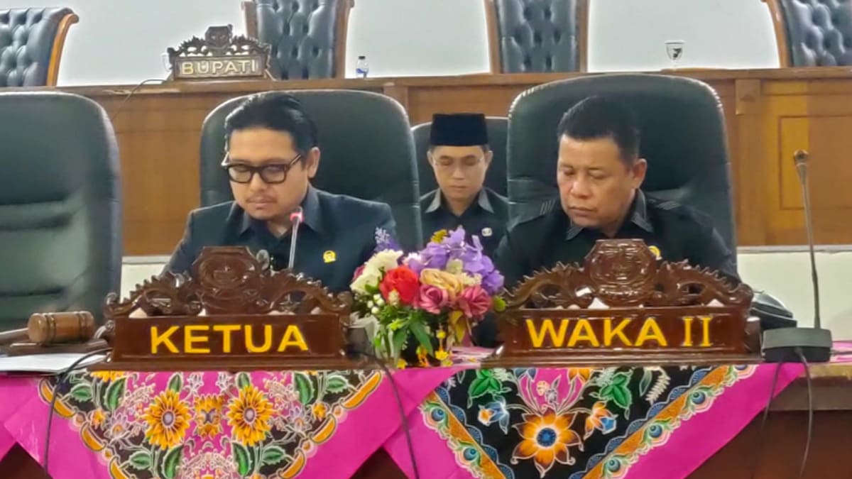 Ketua DPRD Kepahiang, Gregory Dayefiandro, S.E., M.Sc., dan Wakil Ketua II DPRD, Ansori M dalam rapat gabungan komisi penyerahan dokumen KUA-PPAS.