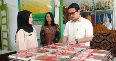 Ketua DPRD Kepahiang, Gregory Dayefiandro saat menghadiri launching program makan bergizi gratis di SD Komplek. Foto: Humas DPRD