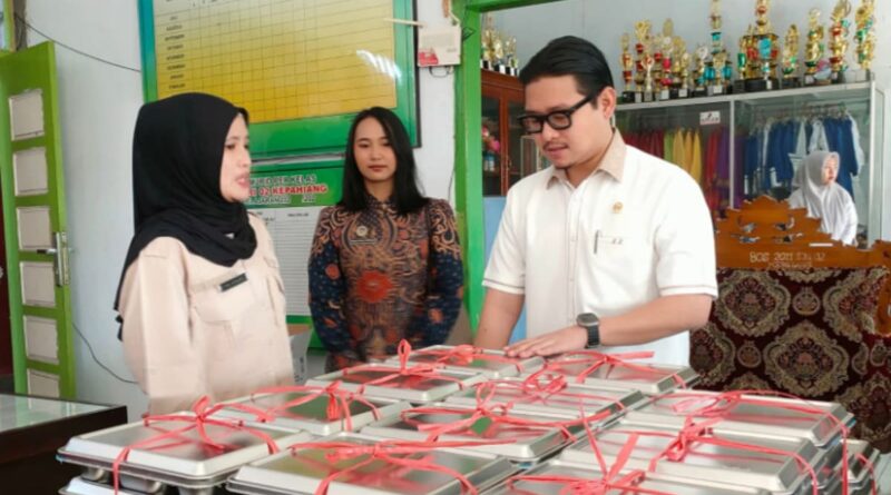 Ketua DPRD Kepahiang, Gregory Dayefiandro saat menghadiri launching program makan bergizi gratis di SD Komplek. Foto: Humas DPRD