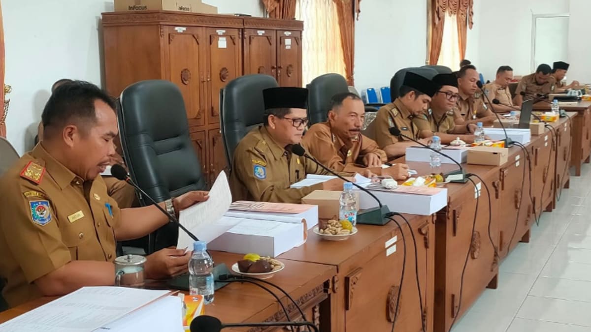 Ketua TAPD sekaligus Sekretaris Daerah Kabupaten Kepahiang, Dr. Hartono, M.Pd., M.H saat mengkuti rapat pembahasan perubahan APBD Kepahiang 2025. Foto: Humas DPRD
