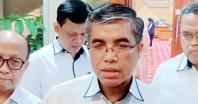 Menaker Yassierli ungkap kendala distribusi BSU melalui PT Pos Indonesia yang menjadi penyebab Penerima bantuan subsidi upah turun 1 juta orang dari target awal.
