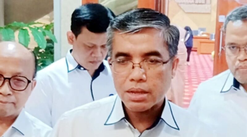 Menaker Yassierli ungkap kendala distribusi BSU melalui PT Pos Indonesia yang menjadi penyebab Penerima bantuan subsidi upah turun 1 juta orang dari target awal.